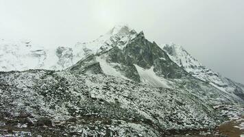 ama dablam Berg und wolkig Himmel. Himalaya, Nepal. Antenne Sicht. Drohne fliegt rückwärts Über Moräne video