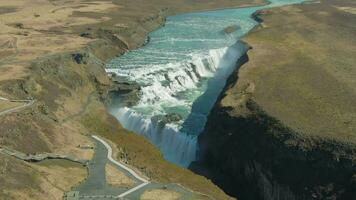 gullfoss waterval Aan zomer dag. IJsland. antenne visie. dar vliegt naar beneden, kantelen omhoog video