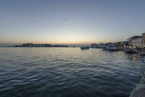 imagen terminado el puerto de el histórico croata costero pueblo de Rovinj durante puesta de sol foto