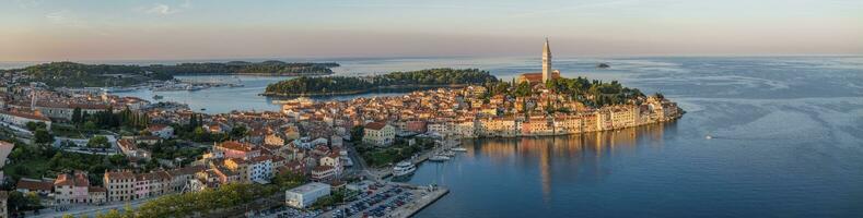 zumbido imagen de el histórico croata costero pueblo de Rovinj durante amanecer foto