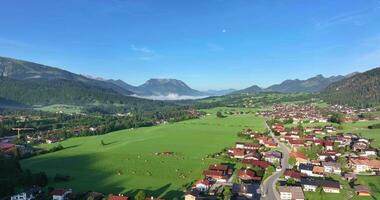 Drohne Flug Bild Über das Deutsche alpin Dorf von reit Ich bin winkl im das Morgen video