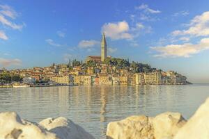 imagen de el histórico croata costero pueblo de Rovinj a amanecer foto