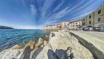 imagen de el puerto de el histórico croata costero pueblo de Rovinj en verano foto