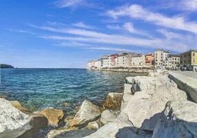 imagen de el puerto de el histórico croata costero pueblo de Rovinj en verano foto