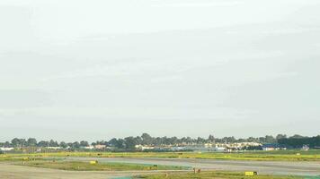 avión tomando apagado desde aeropuerto pista video