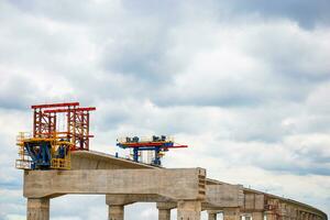 alta velocidad carril infraestructura construir conceptos, construcción de un masa tránsito tren línea en Progreso con pesado infraestructura foto