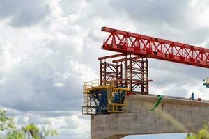 conceptos de construcción de infraestructura, construcción de una línea de tren de transporte masivo en progreso con infraestructura pesada. foto