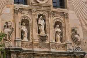 el fachada de un edificio con estatuas en eso foto