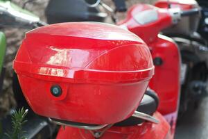 almacenamiento rojo caja en espalda de motocicleta. foto