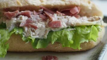 sandwich avec fumé poulet salami sur table video