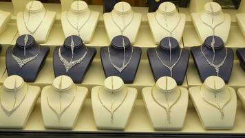 colliers bijoux dans le magasin. video