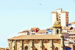 un Iglesia con un torre foto