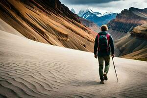 un hombre con un mochila caminando mediante un desierto. generado por ai foto