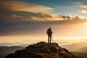 un hombre en pie en parte superior de un montaña a puesta de sol. generado por ai foto