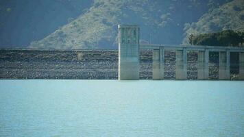 torre en pantano o lago video