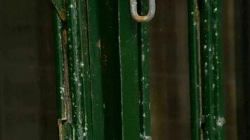 Chaînes et cadenas vieux métal des portes fermeture une affaires video