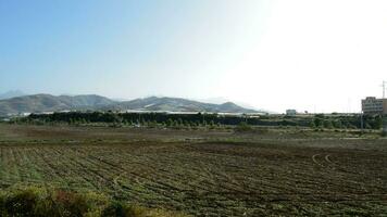 panoramica di campi, villaggio e montagne nel un' tipico andaluso villaggio video