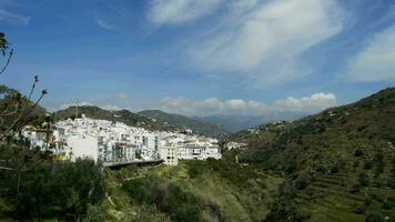 visión de conjunto de típico andaluz pueblo rodeado por montañas video