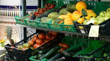 fruta venda dentro mercado ou loja frutas e legumes dentro a rua video