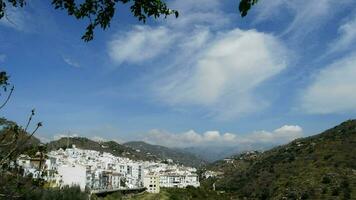 Andalusisch dorp met bergen in de achtergrond video
