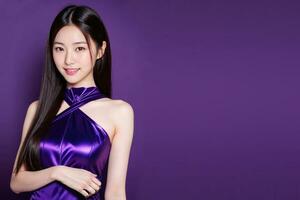 un coreano mujer en un de moda púrpura vestir posando, ai generativo foto