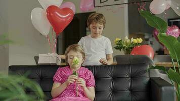 jongen en de meisje in de versierd kamer voor een Valentijnsdag dag video