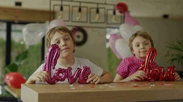 chico y el niña en el decorado habitación para un San Valentín día video