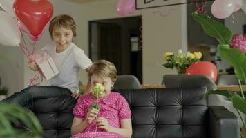 chico y el niña en el decorado habitación para un San Valentín día video
