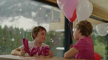 garçon et le fille dans le décoré pièce pour une la Saint-Valentin journée video