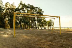 fútbol objetivo en un arenoso playa cerca el mar foto