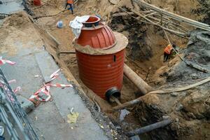 instalación de el ciudad alcantarilla sistema. colección de aguas residuales y agua de lluvia foto