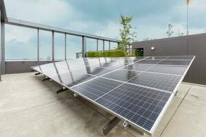 solar paneles o solar células en techo o terraza. lata ahorro energía. Dom o renovable o limpiar energía. foto