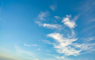 azul cielo y blanco nubes resumen antecedentes. Cloudscape antecedentes. azul cielo y mullido blanco nubes en soleado días. hermosa azul cielo. mundo ozono día. ozono capa. cielo en bueno clima día. foto