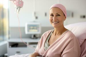 contento cáncer paciente. sonriente mujer después quimioterapia tratamiento a hospital oncología departamento. pecho cáncer recuperación. pecho cáncer sobreviviente. retrato sonriente calvo mujer. generativo ai. foto
