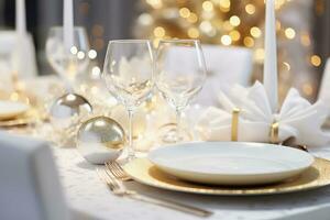 ai generado Navidad cena mesa ajuste con festivo decoración para fiesta. blanco y oro colores. vacaciones, abastecimiento y celebracion concepto foto