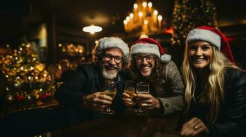 grupo de Tres amigos celebrando Navidad a el bar. foto