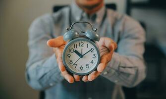 negocio trabajando veces concepto personas trabajo mecanografía en ordenador portátil computadora cubrir con en hora reloj a almuerzo descanso foto