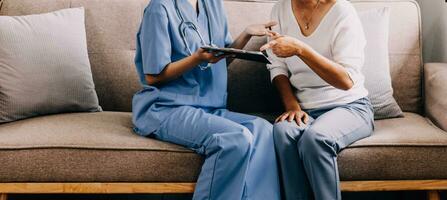 médico demostración médico tarjeta a paciente a mesa en clínica, de cerca foto