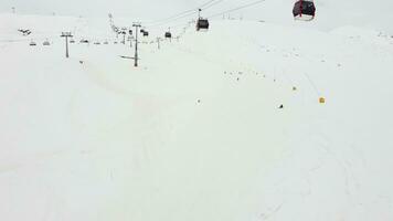 Gondeln im das Ski Resort Antenne Aussicht video