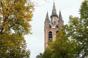 el Países Bajos, porcelana de Delft, octubre, 2022. antiguo Iglesia en porcelana de Delft en otoño foto