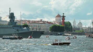 Russland, st. petersburg, 30 Juli 2023, aktiv Wasser Navigation auf das neva Fluss beim Urlaub Marine Tag von Russland, ein Menge von touristisch Boote und Schiffe beim sonnig Wetter, rostral Säulen video