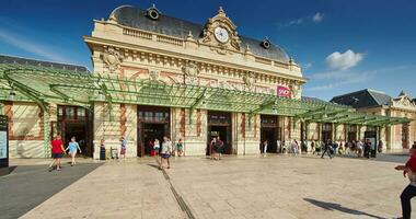França, legal, 08 setembro 2015, fachada do a famoso trem estação agradável vila, uma muitos do pessoas, espaço de tempo às ensolarado dia video