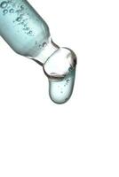 vaso cosmético pipeta cuentagotas con azul protección de la piel suero y colgando líquido soltar en blanco antecedentes con Copiar espacio foto