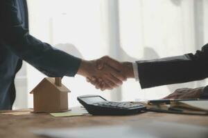 Real estate brokerage agent Deliver a sample of a model house to the customer, mortgage loan agreement Making lease and buy and sell house And contract home insurance mortgage loan concept photo