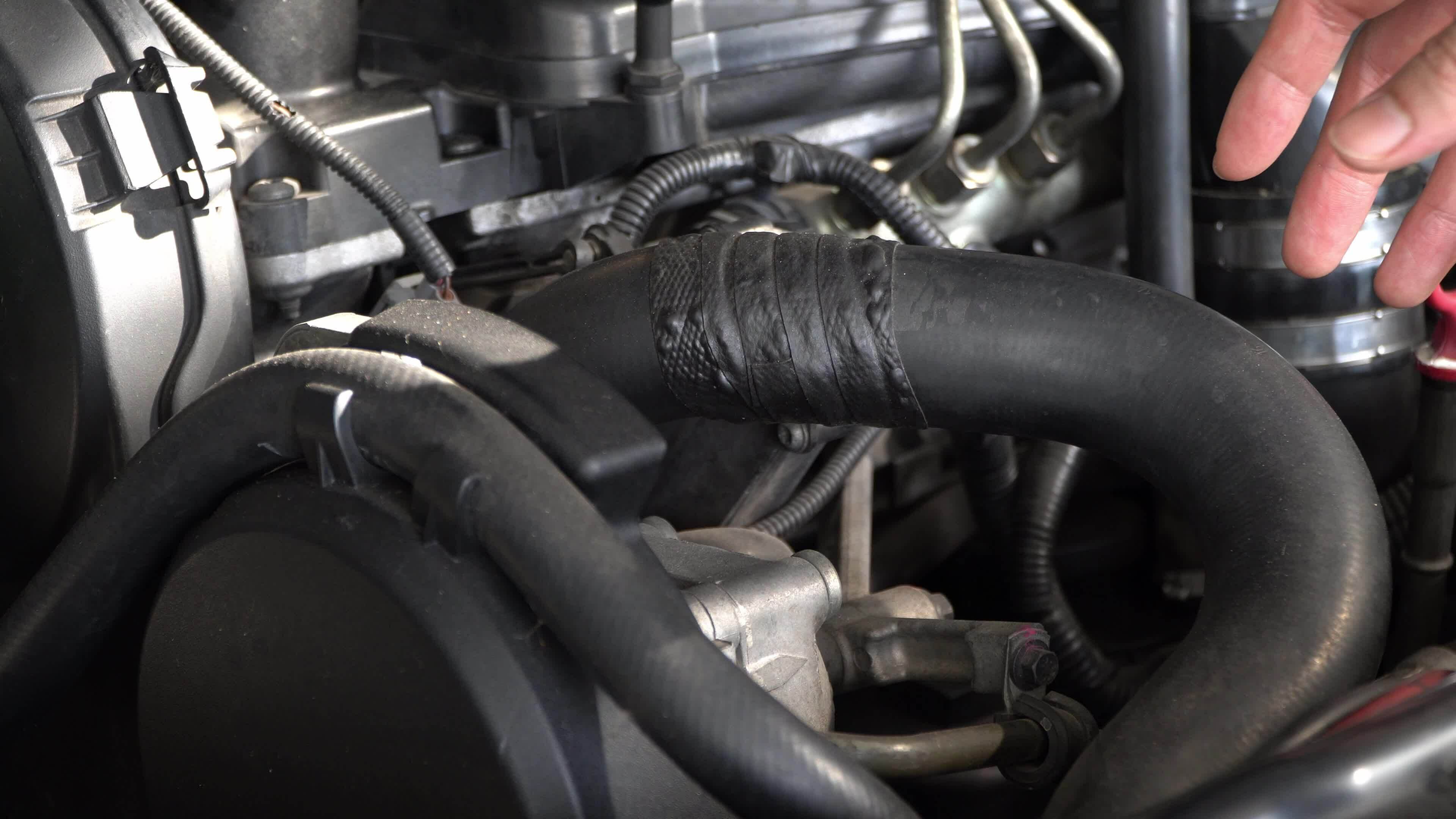 técnico a inspeccionar radiador manguera, mantenimiento concepto