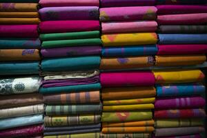 variedad artística colores de tono de sombra saris apilados en el estante de la tienda minorista para la venta foto