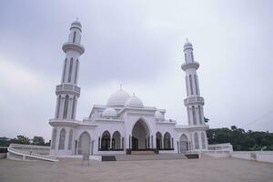 el más hermosa arquitectónico elias ahmed chowdhury Universidad jame masjid en Bangladesh debajo el azul cielo foto