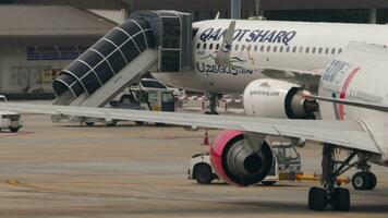 Phuket, Tailandia febbraio 25, 2023 boeing 767, RA 73032 di Azur aria su il campo di aviazione di Phuket aeroporto. trattore rimorchio aereo di linea su pista di decollo. turismo e viaggio concetto video