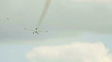 Kazan, Russisch federatie, juni 15, 2019 sport- wedstrijden van klein licht vliegtuigen. sport- vlak het uitvoeren van riskant gevaarlijk stunts in de lucht. rood stier lucht racing video