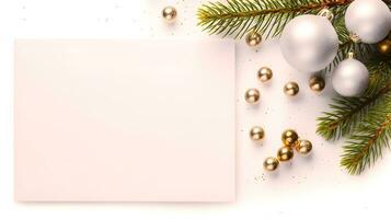 blanco Navidad tarjeta rodeado por dorado y plata adornos y pino ramas foto